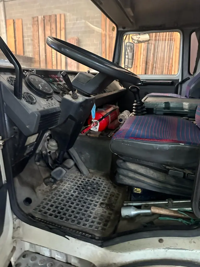 CAMION RENAULT CON GRUA AUTOCARGA (5).webp