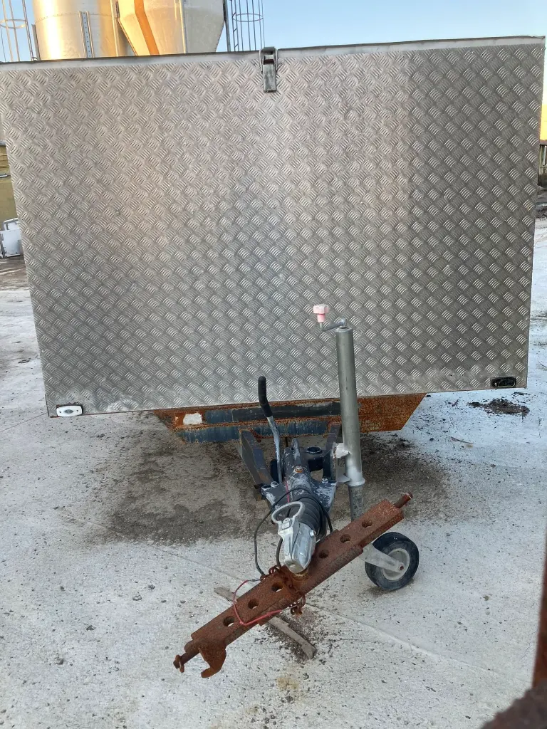 REMOLQUE PARA GANADO (2).webp