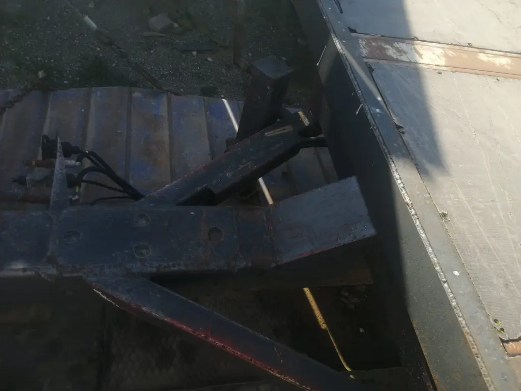 REMOLQUE LECITRAILER 3 EJES (2).webp