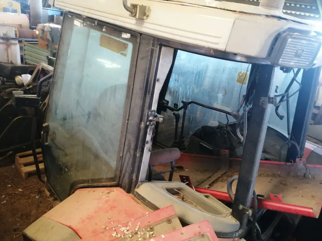 CABINA MASSEY FERGUSON.webp