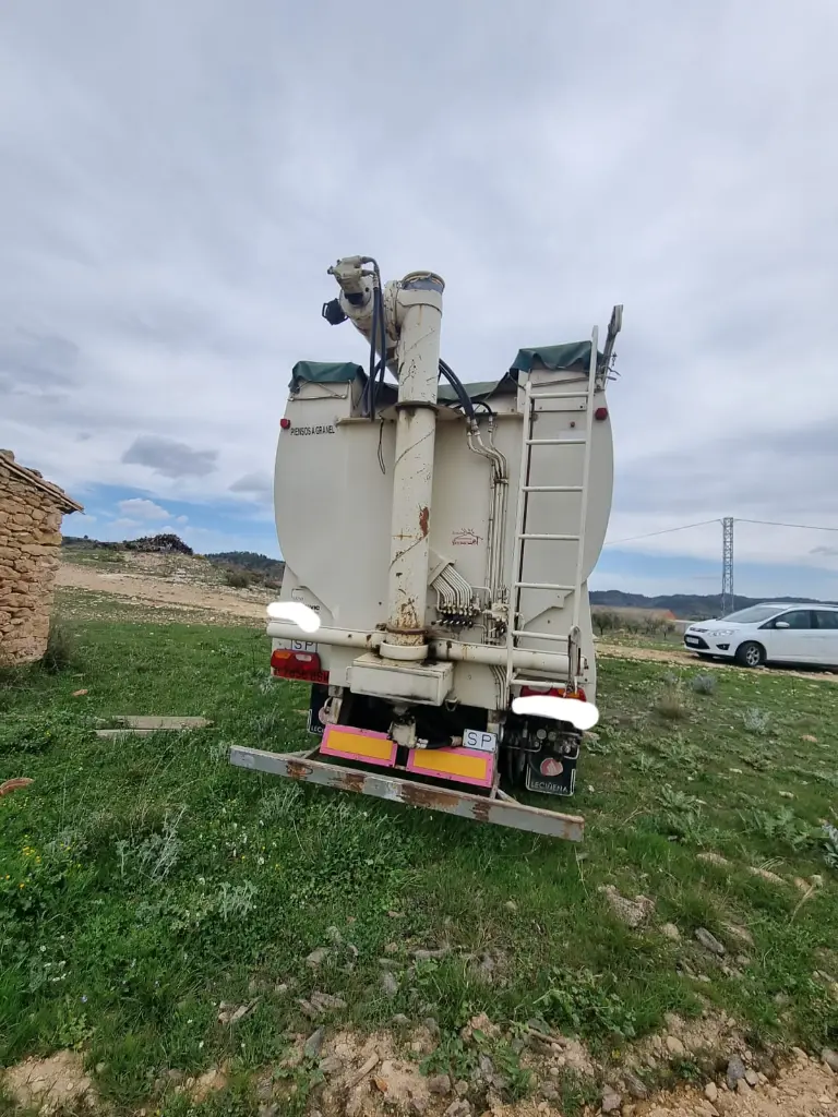 SEMIREMOLQUE PARA PIENSO (4).webp