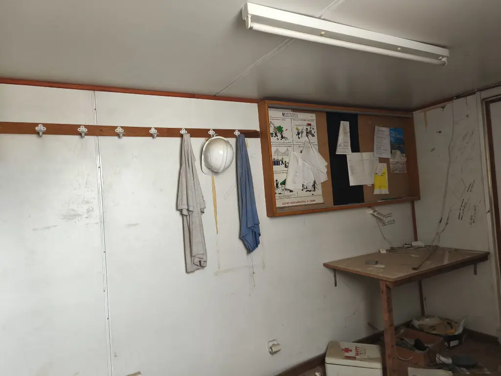 CASETA OFICINA-VESTUARIO (2).webp