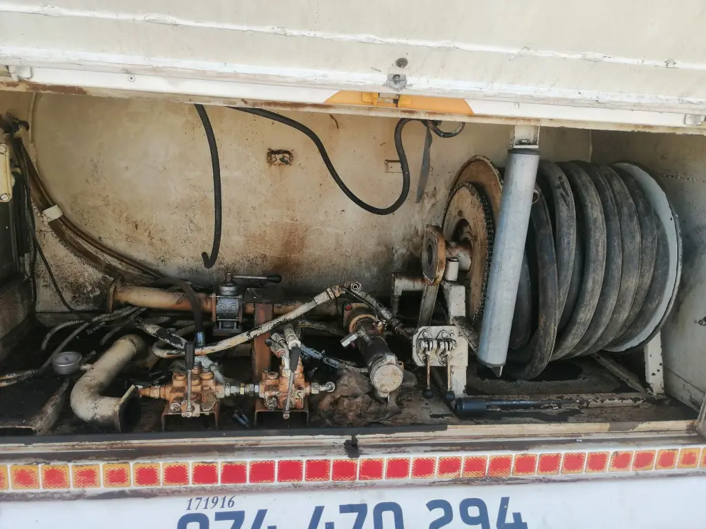 CAMION IVECO 50C13 CON CISTERNA (5).webp