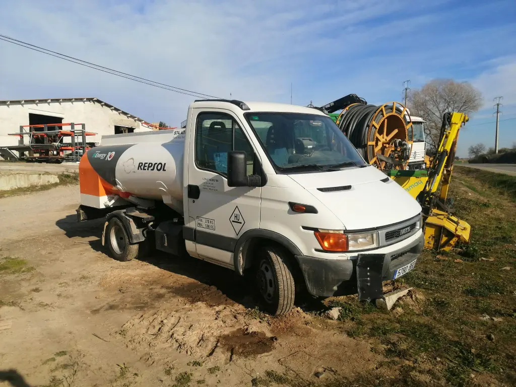 CAMION IVECO 50C13 CON CISTERNA (3).webp