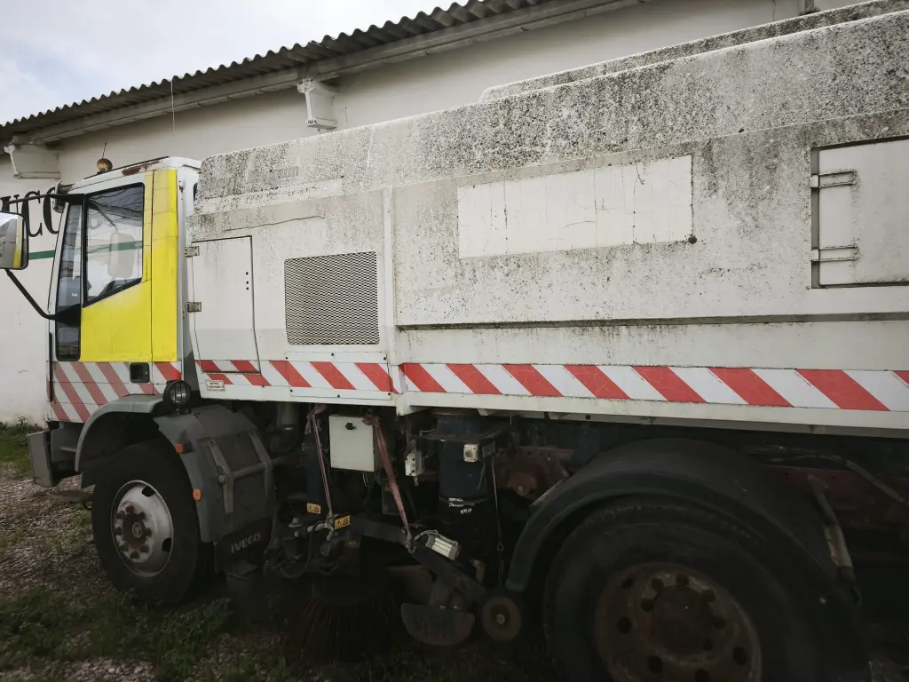 CAMION IVECO CON ESCOBA-ASPIRACION (1).webp