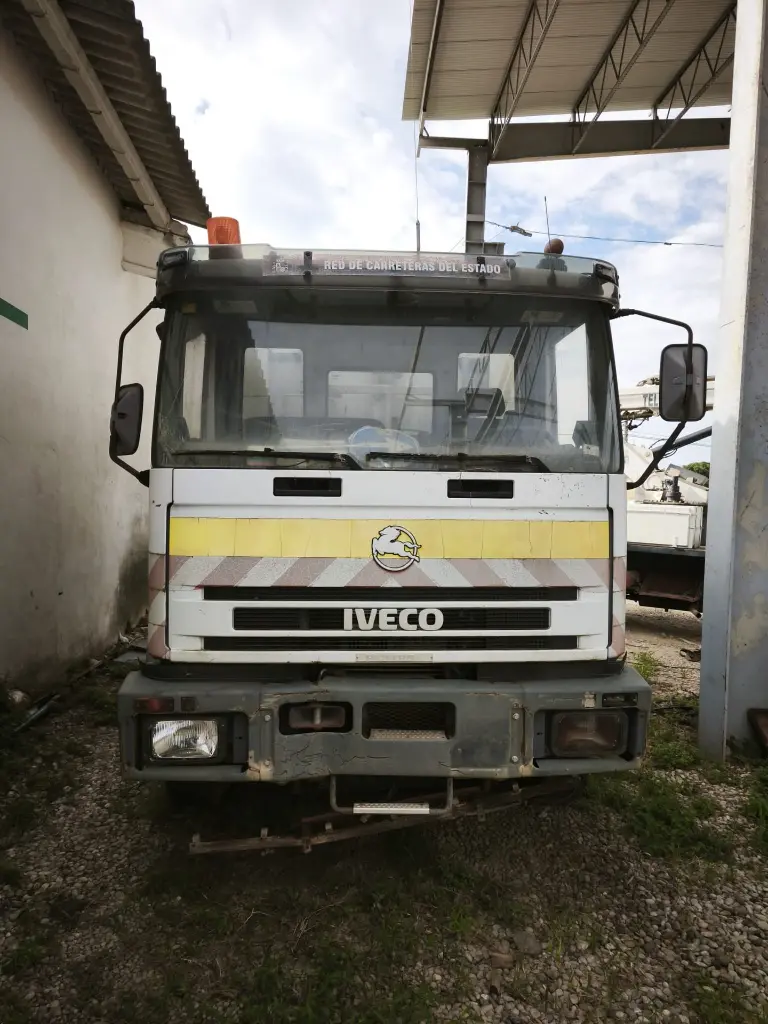 CAMION IVECO CON ESCOBA-ASPIRACION (4).webp