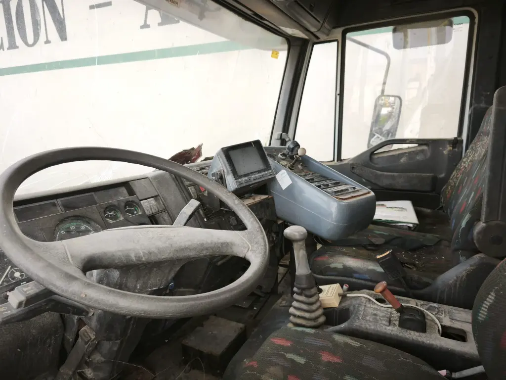 CAMION IVECO CON ESCOBA-ASPIRACION (2).webp