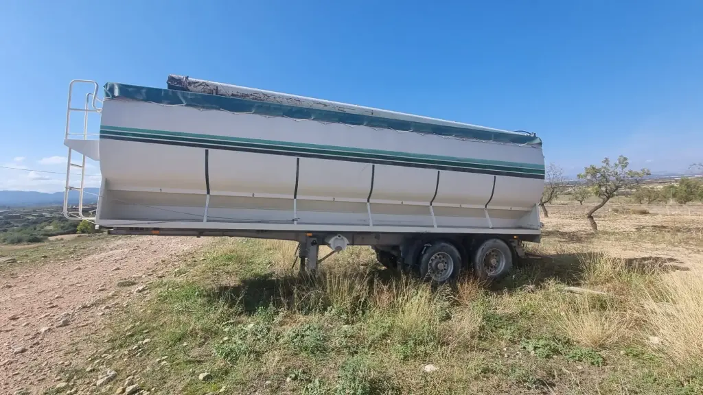 599 - SEMIRREMOLQUE TRAILER PARA PIENSO 