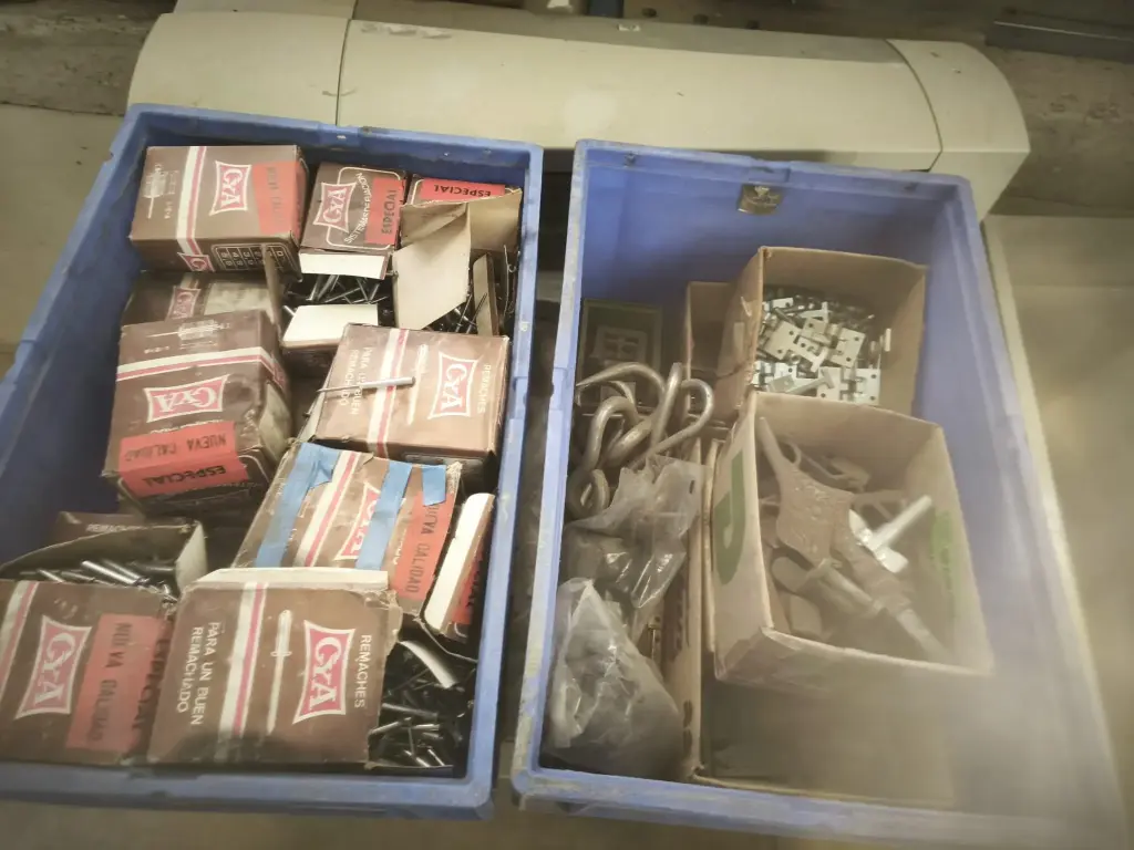 S289 - MATERIAL DE CARROCERO DE CAMIONES 